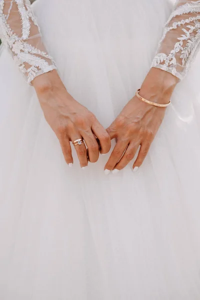 Närbild Händerna Brud Med Förlovning Och Vigselring Brudklänning Bakgrund — Stockfoto