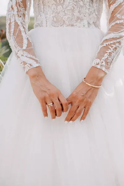 Mãos Uma Noiva Com Noivado Anel Casamento Fundo Vestido Noiva — Fotografia de Stock