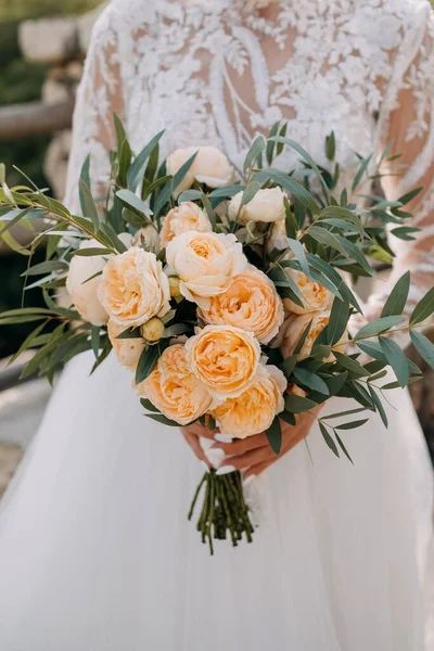 Fechar Uma Noiva Segurando Buquê Nupcial Rosas Laranja Pálidas — Fotografia de Stock