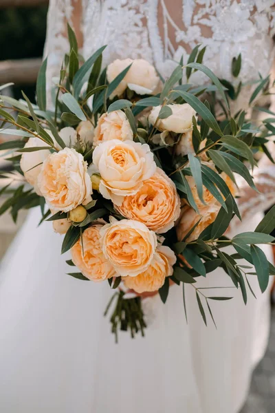 淡いオレンジ色のバラのブライダル花束の閉鎖 — ストック写真