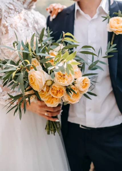 Fechar Par Noiva Noivo Segurando Buquê Nupcial Rosas Laranja Pálidas — Fotografia de Stock