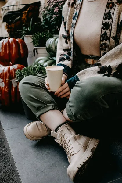 Fechar Uma Mulher Sentada Escadas Livre Com Uma Xícara Café — Fotografia de Stock