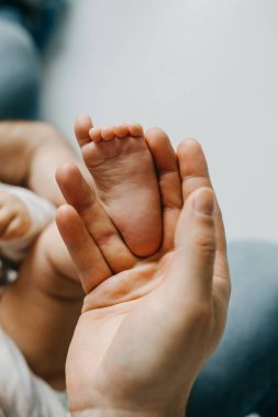 Küçük bebek ayağı babanın elinde..