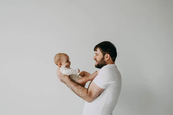 Otec Drží Dítě Náručí Usmívá Bílém Pozadí — Stock fotografie