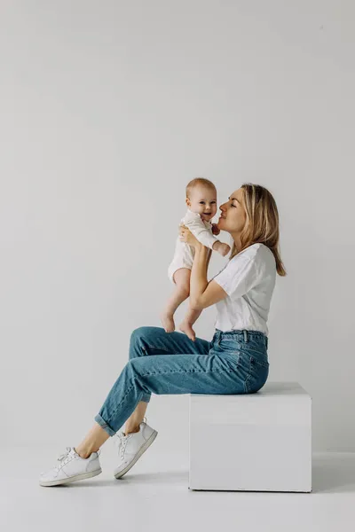 Mutter Mit Baby Arm Lächelnd Und Spielend Auf Weißem Wandhintergrund — Stockfoto