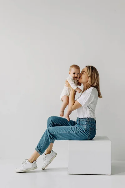 Mutter Sitzt Und Hält Baby Arm Lächelt Und Spielt Auf — Stockfoto