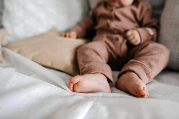 Κοντινό Πλάνο Του Μωρού Ξυπόλητη Πόδια Στο Κρεβάτι — Φωτογραφία Αρχείου