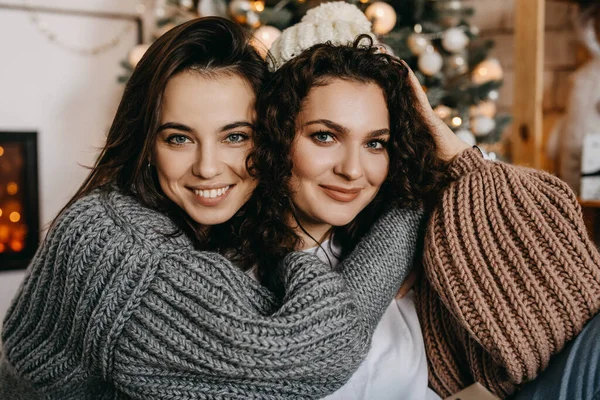Két Boldog Fiatal Barna Karácsonyfa Háttér Ölelés Mosolygós Belenéz Kamera — Stock Fotó