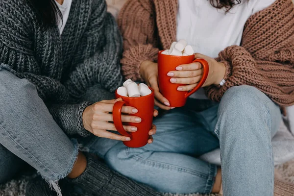 Fechar Duas Mulheres Usando Camisolas Malha Casa Segurando Copos Vermelhos — Fotografia de Stock