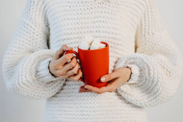 Close Uma Mulher Segurando Uma Xícara Vermelha Com Marshmallows Fundo — Fotografia de Stock