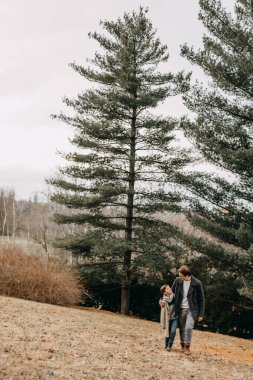 Baba ve oğul bir sonbahar günü ormanda birlikte vakit geçiriyorlar..