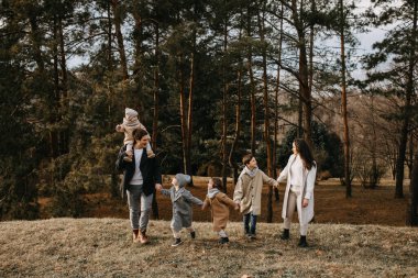 Ormanda gezen büyük bir aile. Aile, bir sonbahar gününde birlikte eğleniyor..