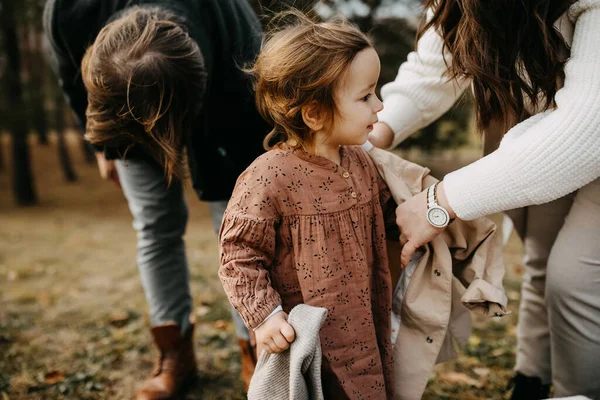 Mutter Zieht Ihrer Kleinen Tochter Einem Kalten Herbsttag Einen Mantel — Stockfoto