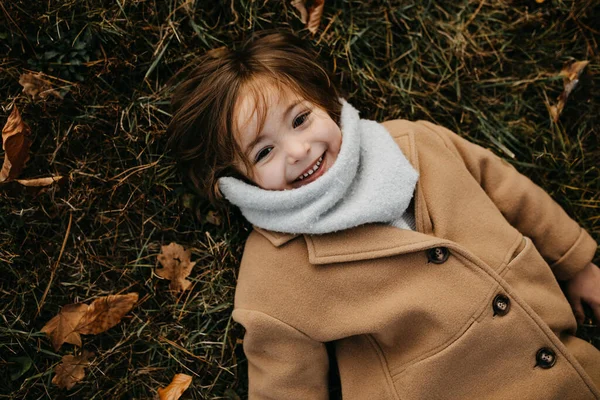 Liten Pojke Klädd Ull Rock Och Scarf Liggande Marken Leende — Stockfoto