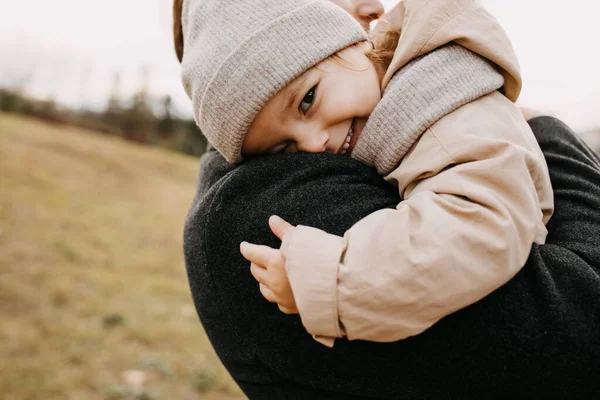 Großaufnahme Eines Vaters Der Seine Kleine Tochter Freien Umarmt — Stockfoto