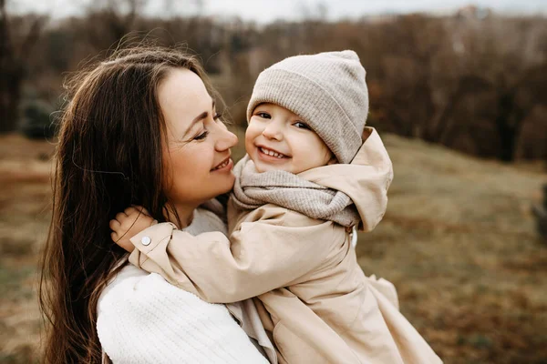 Mother Holding Little Daughter Arms Hugging Smiling Outdoors Park Autumn — Stockfoto