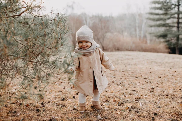 Menina Parque Dia Frio Outono Lado Abeto — Fotografia de Stock