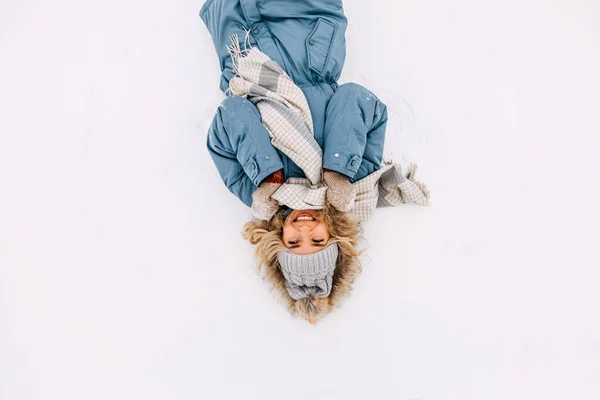 Neşeli Genç Bir Kadın Soğuk Bir Kış Gününde Karda Yatıyor — Stok fotoğraf