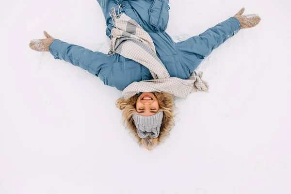 Šťastná Mladá Žena Ležící Sněhu Dělá Sněžného Anděla Usmívá — Stock fotografie