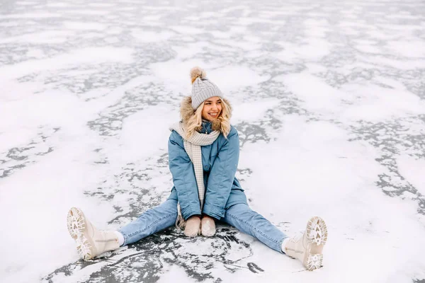 Νεαρή Ξανθιά Γυναίκα Κάθεται Στον Πάγο Στην Παγωμένη Λίμνη Μια — Φωτογραφία Αρχείου