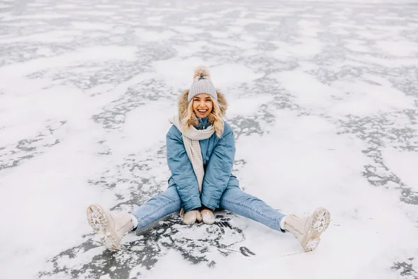 Giovane Donna Felice Con Grande Sorriso Seduta Sulla Neve Sul — Foto Stock