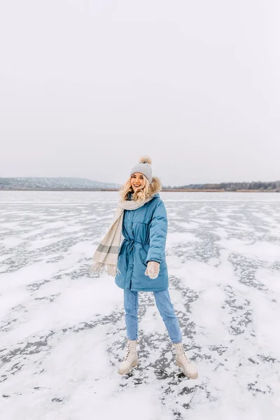 Веселая Молодая Блондинка Стоящая Льду Замерзшем Озере Холодный Зимний День — стоковое фото