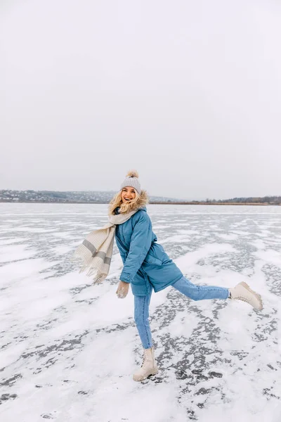 Giovane Donna Felice Che Pattina Sul Ghiaccio Lago Ghiacciato Una — Foto Stock