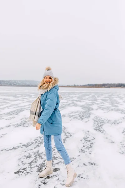 Glückliche Junge Blonde Frau Steht Einem Kalten Wintertag Auf Eis — Stockfoto