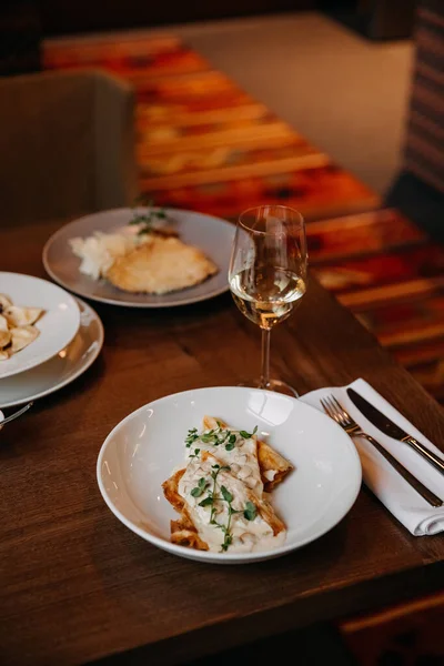 ฟอาหารท านอาหาร แพนเค กเน บสบ บนจานส ขาว — ภาพถ่ายสต็อก
