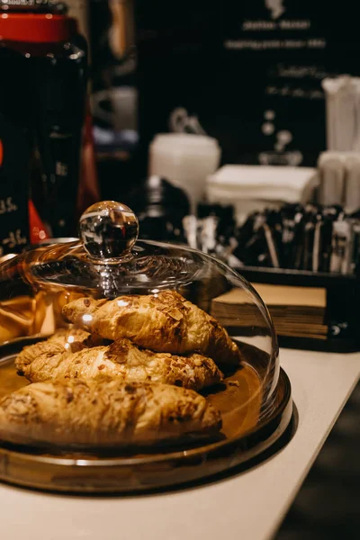Closeup ของถาดไม Croissants ลมอนด อบสด — ภาพถ่ายสต็อก