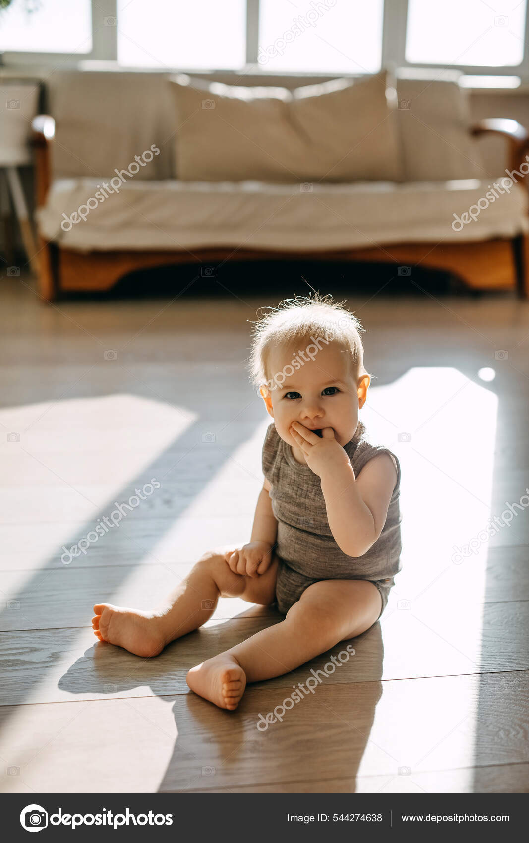 Bébé Pieds Nus Assis Sur Sol Maison Sucer Les Doigts — Photo de