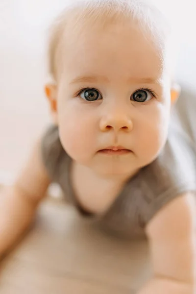 Fechar Bebê Sério Bonito Com Olhos Cinza Claros Olhando Para — Fotografia de Stock