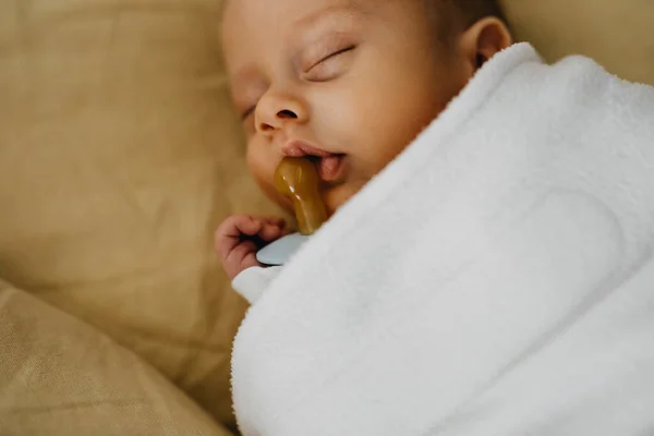 Close Bebê Recém Nascido Envolto Cobertor Dormindo Com Uma Chupeta — Fotografia de Stock