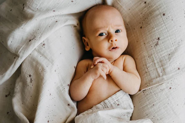 Bebek Yuvasında Uzanmış Bir Aylık Bebek Iyi Görüntü Kameraya Bakıyor — Stok fotoğraf