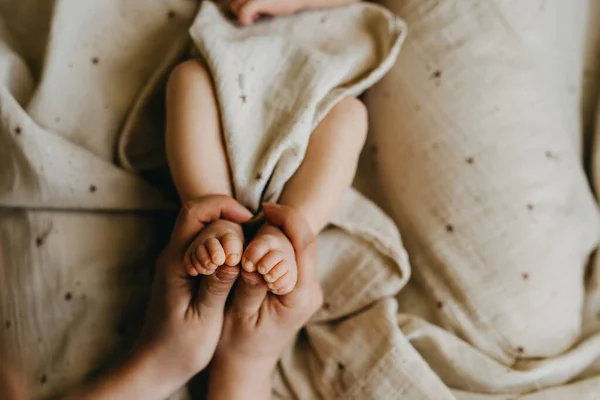 Primer Plano Las Manos Las Madres Sosteniendo Pequeños Pies Bebé — Foto de Stock