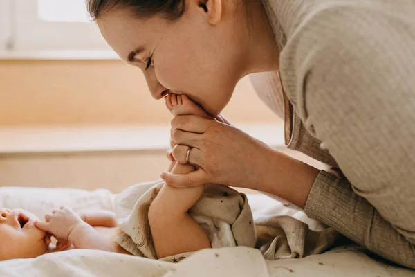 Primer Plano Una Madre Besando Los Pies Del Bebé Recién — Foto de Stock