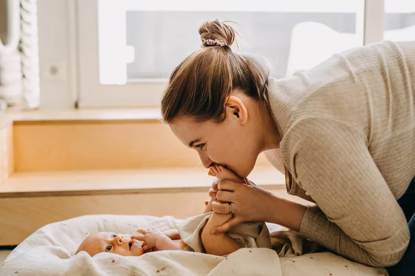 Mãe Beijando Recém Nascido Pés Bebê Casa — Fotografia de Stock