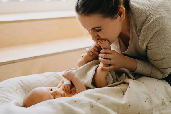 Madre Besando Pies Bebé Recién Nacido Casa — Foto de Stock