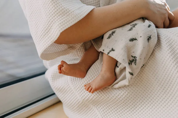 Primer Plano Los Pies Del Bebé Recién Nacido Madre Sosteniendo — Foto de Stock