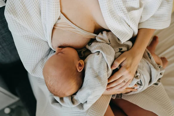 Κλείσιμο Μητρικού Θηλασμού Νεογέννητου Μωρού — Φωτογραφία Αρχείου