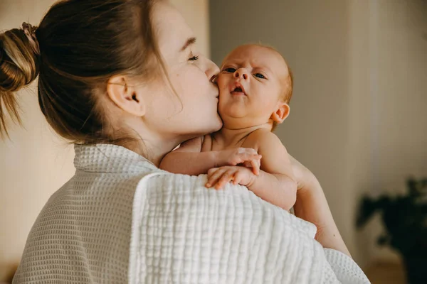 Mor Kysser Nyfödda Barn Kinden — Stockfoto