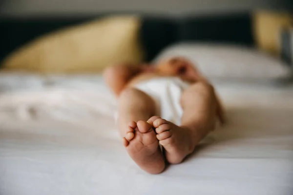 Recém Nascido Bebê Pés Cama Close — Fotografia de Stock