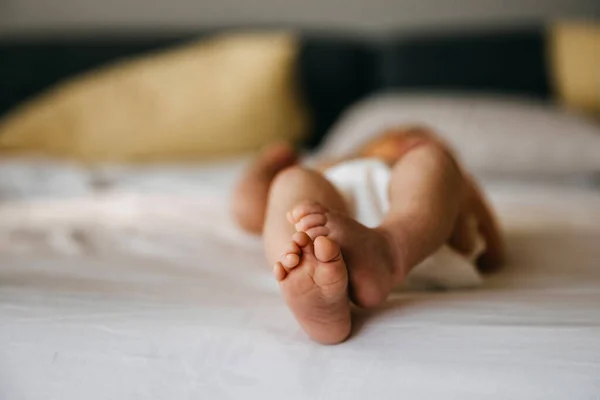 Close Pés Bebê Recém Nascidos Descalços Lençol Branco — Fotografia de Stock