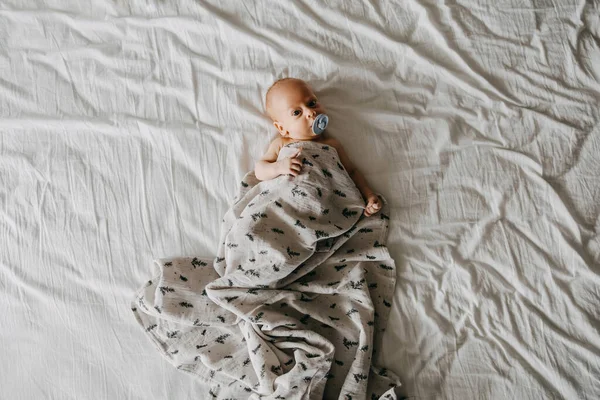 Bebé Recién Nacido Con Chupete Cubierto Con Una Manta Muselina — Foto de Stock