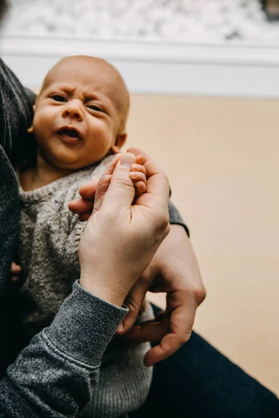Κοντινό Πλάνο Ενός Νεογέννητου Μωρού Που Κείτεται Στην Αγκαλιά Του — Φωτογραφία Αρχείου
