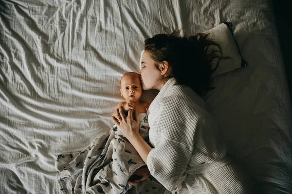 Mother Newborn Baby Lying Bed White Bed Sheet Mother Kissing — Stock Photo, Image