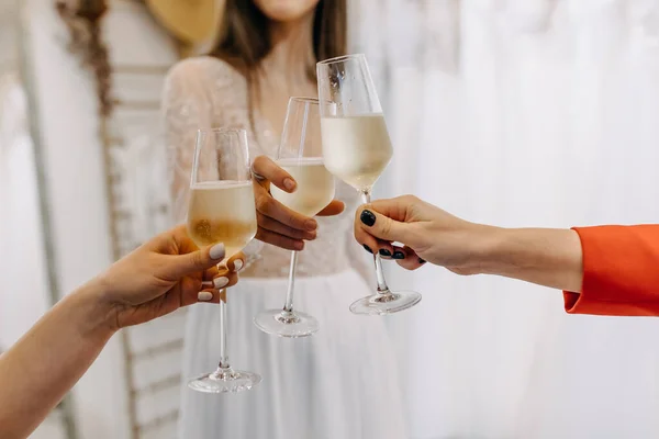 Close Uma Noiva Convidados Levantando Copos Champanhe Casamento — Fotografia de Stock