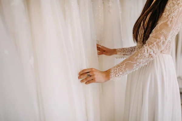 Brud Att Välja Brudklänning Ett Showroom Närbild Kvinnlig Klient Bröllopsklänning — Stockfoto