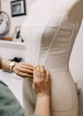 Atölyesindeki bir terzinin çalışma sürecini kapatıyoruz. Manken üzerinde gelinlik dikme işlemi. 