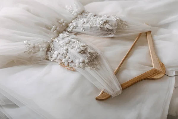 Närbild Handgjord Bröllopsklänning Med Blomma Och Kristaller Broderi — Stockfoto